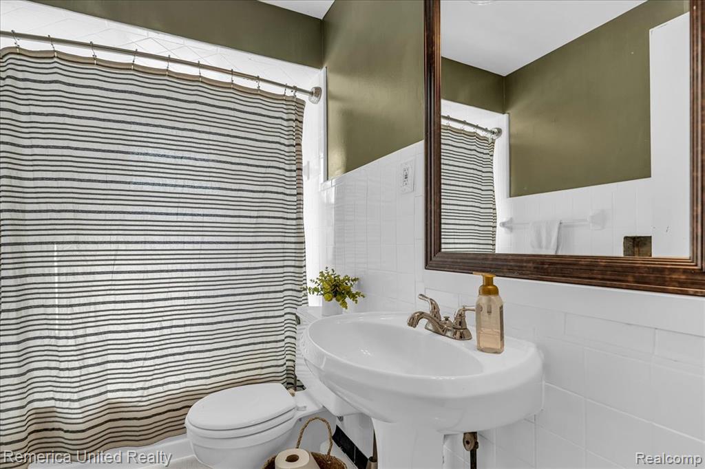 4240 Mandalay Avenue, Royal Oak, MI 48073 — Photo 19