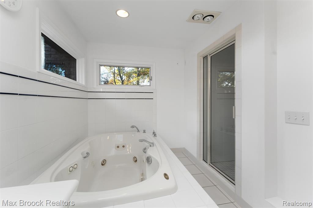 5946 Cherry Crest Drive, West Bloomfield, MI — Photo 37