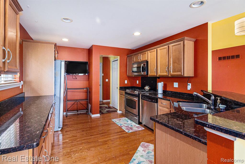 1130 Andover Circle, Commerce Twp, MI 48390 — Photo 8