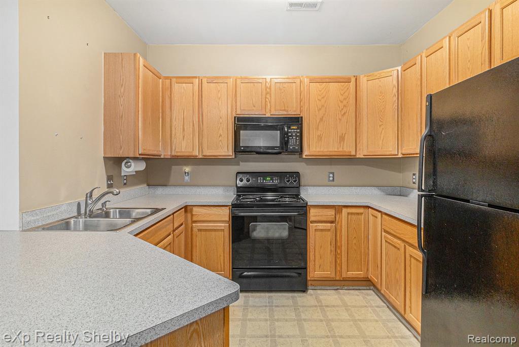 3103 ADDINGTON Drive, Commerce Twp, MI 48390 — Photo 11