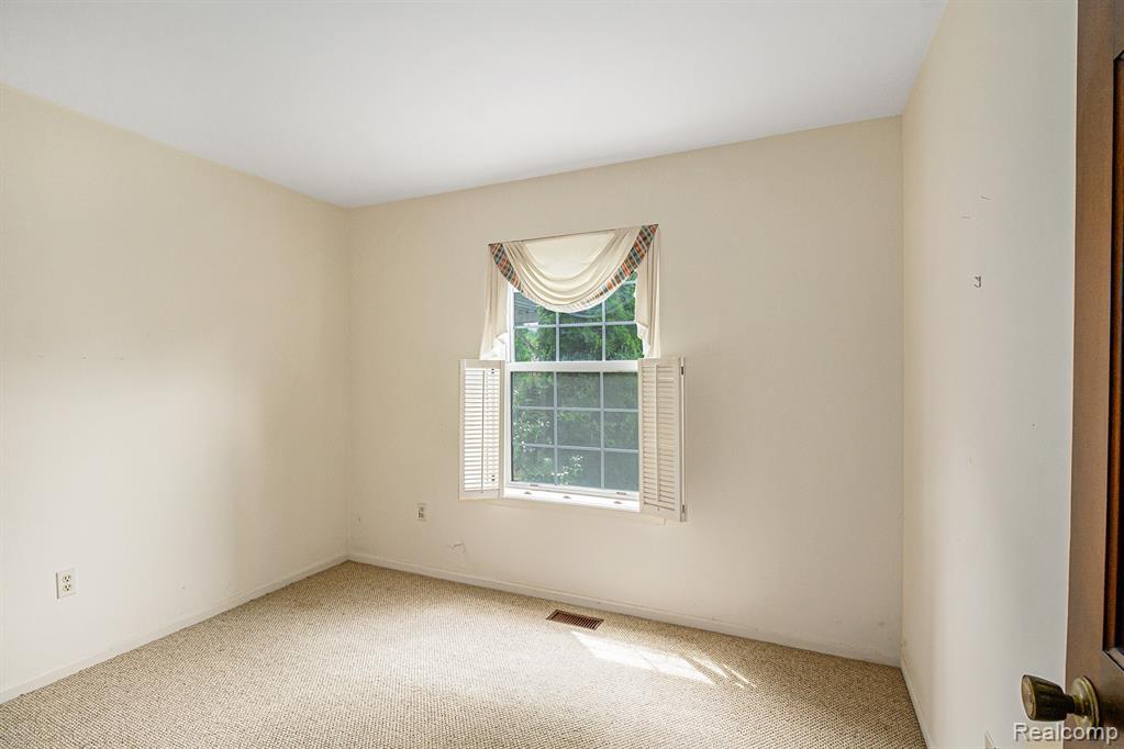 6392 McKenzie Drive, Flint, MI 48507 — Photo 20