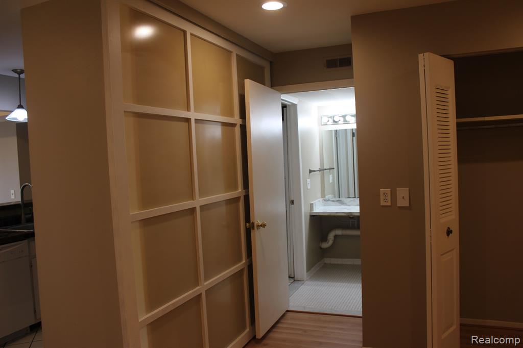 922 CHESTNUT HILL Drive, Auburn Hills, MI 48326 — Photo 21