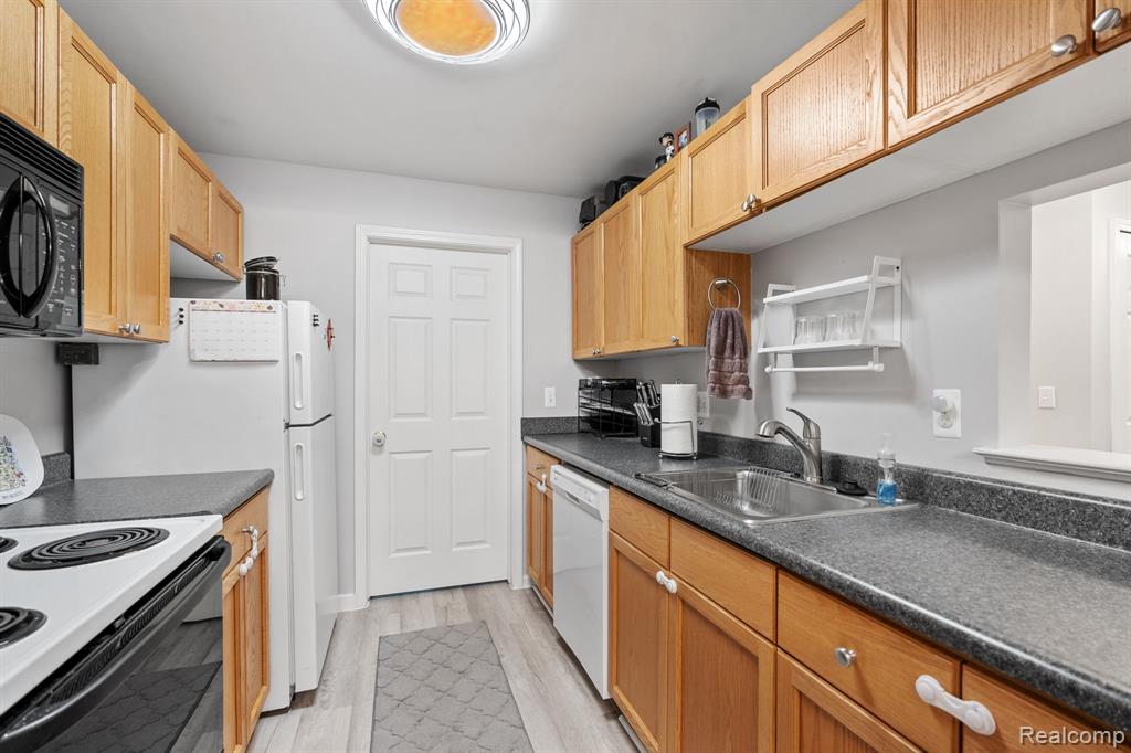 4436 Berkshire Drive, 173, Sterling Heights, MI 48314 — Photo 8
