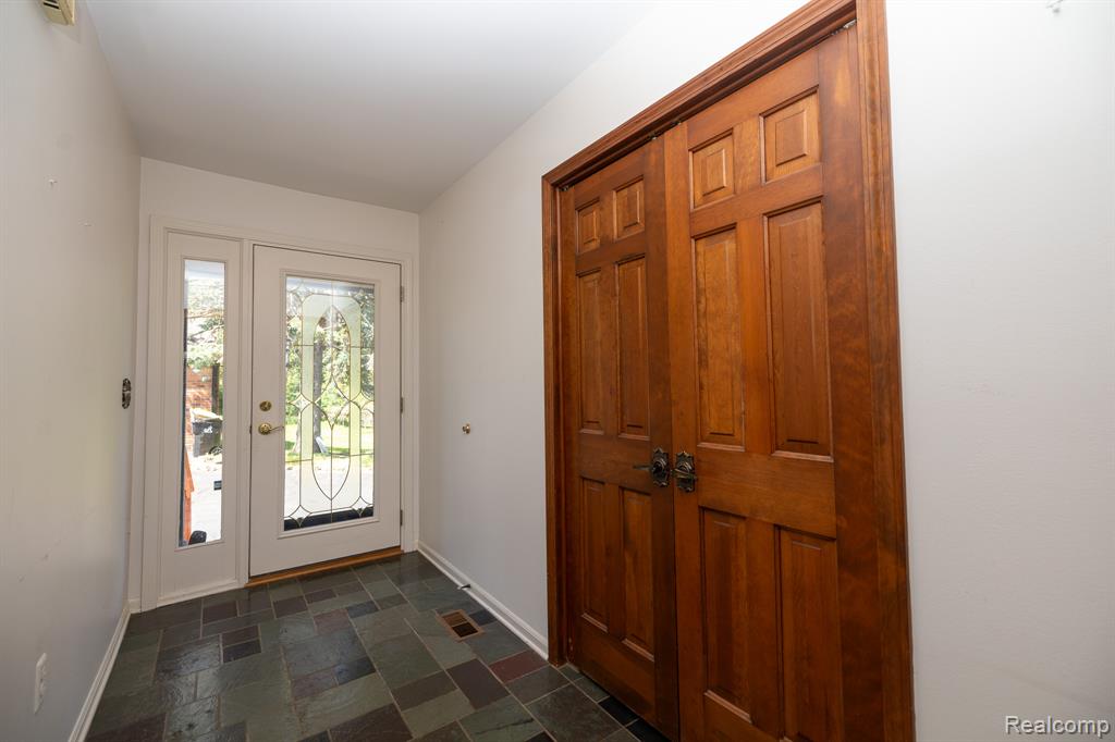 6084 Upper Straits Boulevard, West Bloomfield, MI 48324 — Photo 8