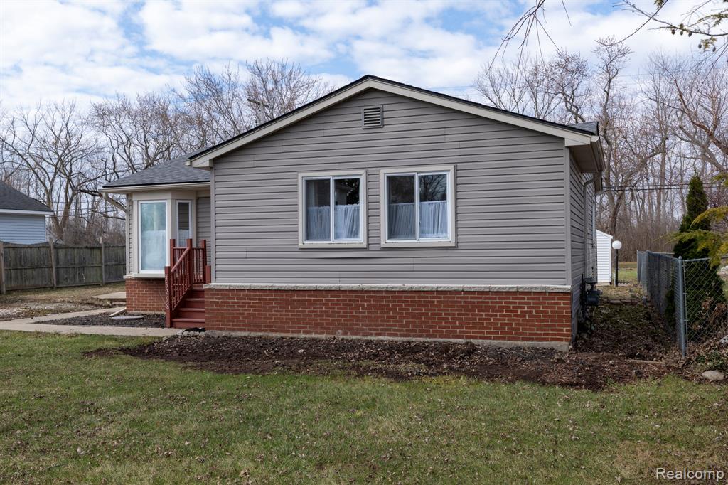35268 Tilford Street, Rockwood, MI — Photo 2