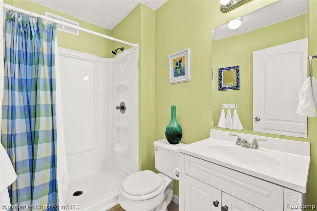 815 AMBERWOOD Street, Auburn Hills, MI 48326 — Photo 24