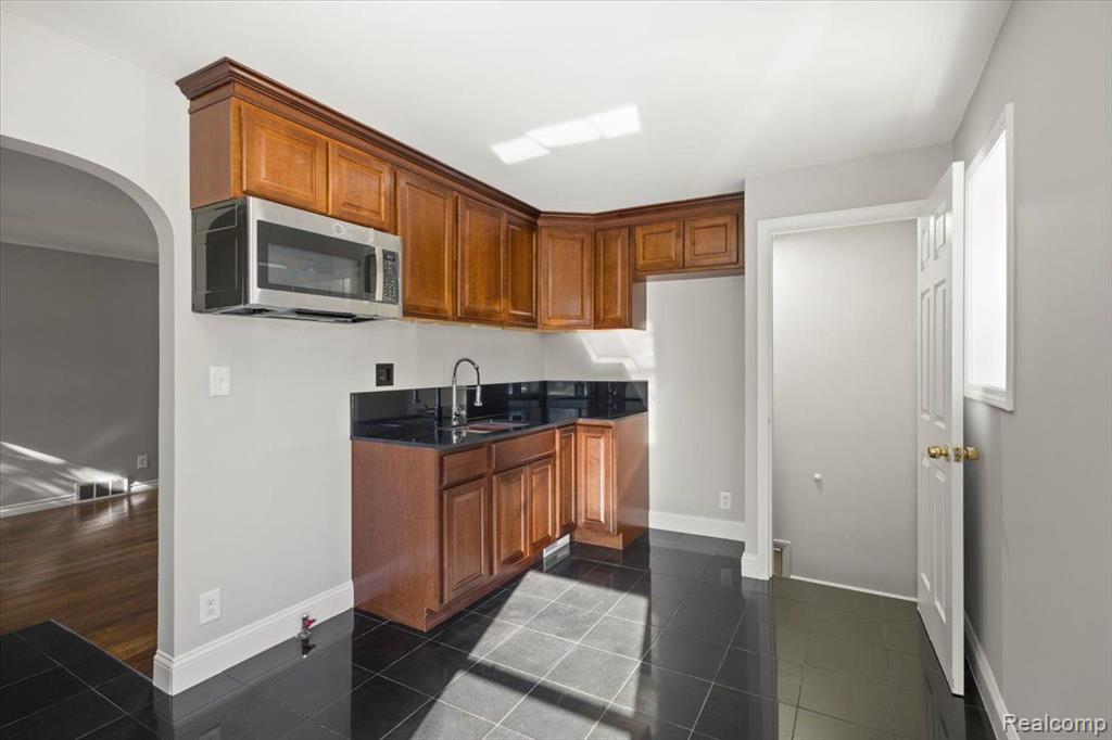 567 E MADISON Avenue, Pontiac, MI 48340 — Photo 14