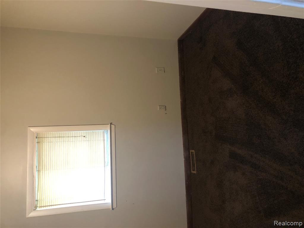 8304 Arlis Street, Commerce Twp, MI 48382 — Photo 12