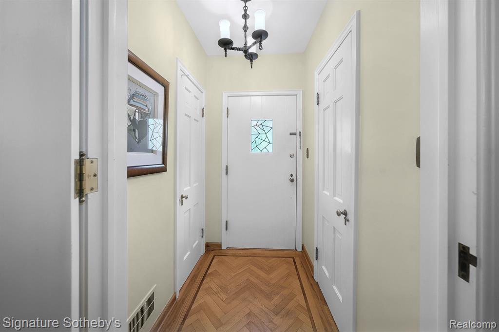 27721 SANTA BARBARA Drive, Lathrup Village, MI 48076 — Photo 2