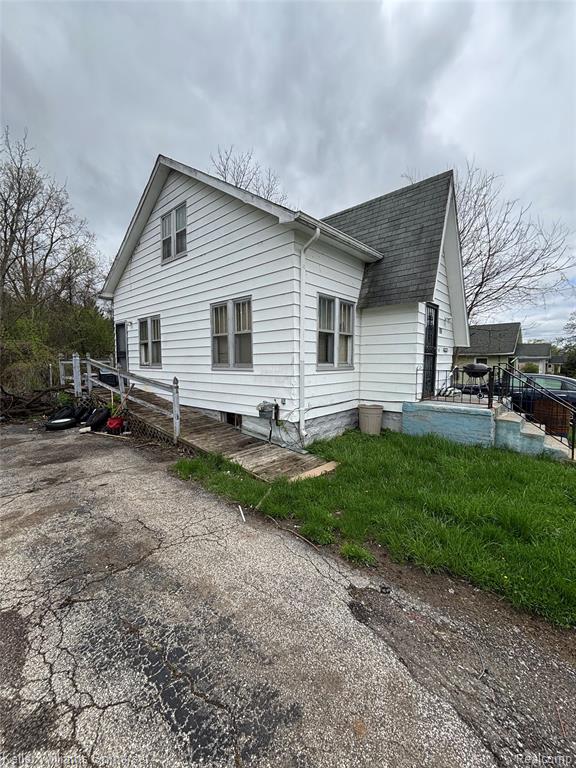 766 E Austin Avenue, Flint, MI 48505 — Photo 2