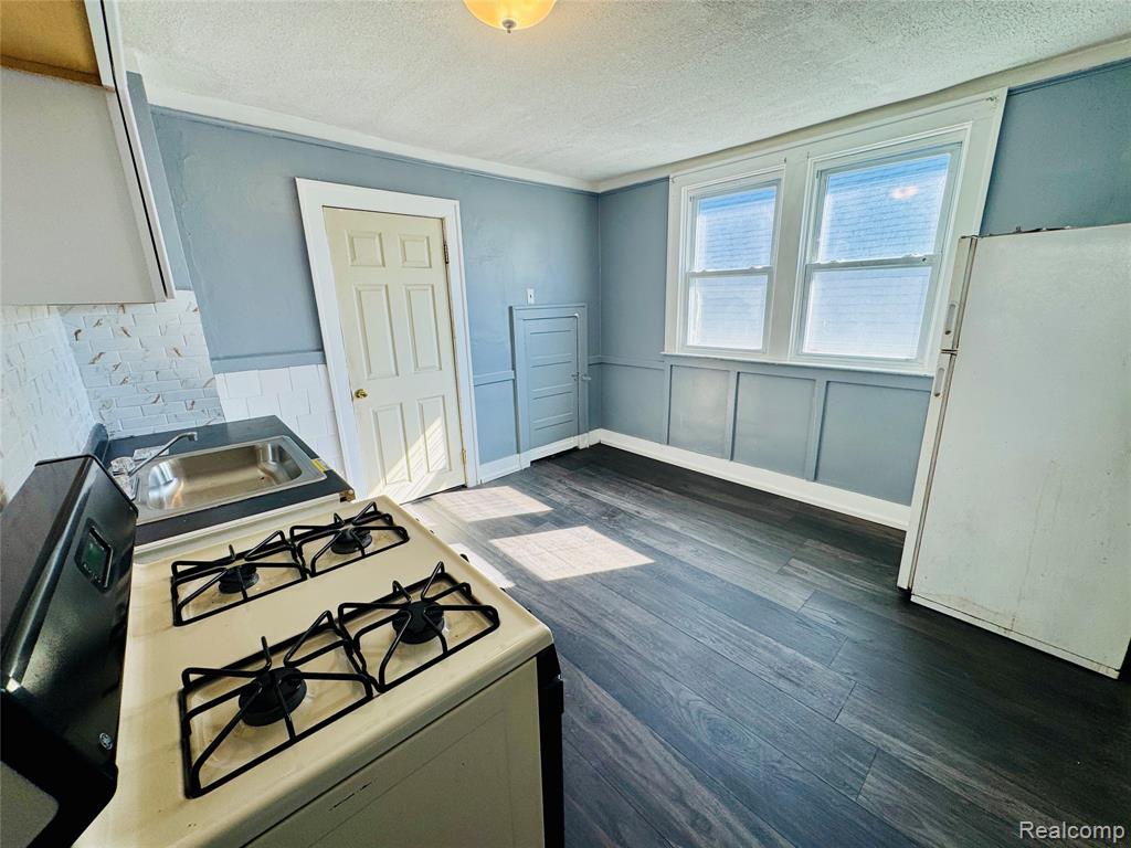 11667 Mitchell Street, Hamtramck, MI 48212 — Photo 17