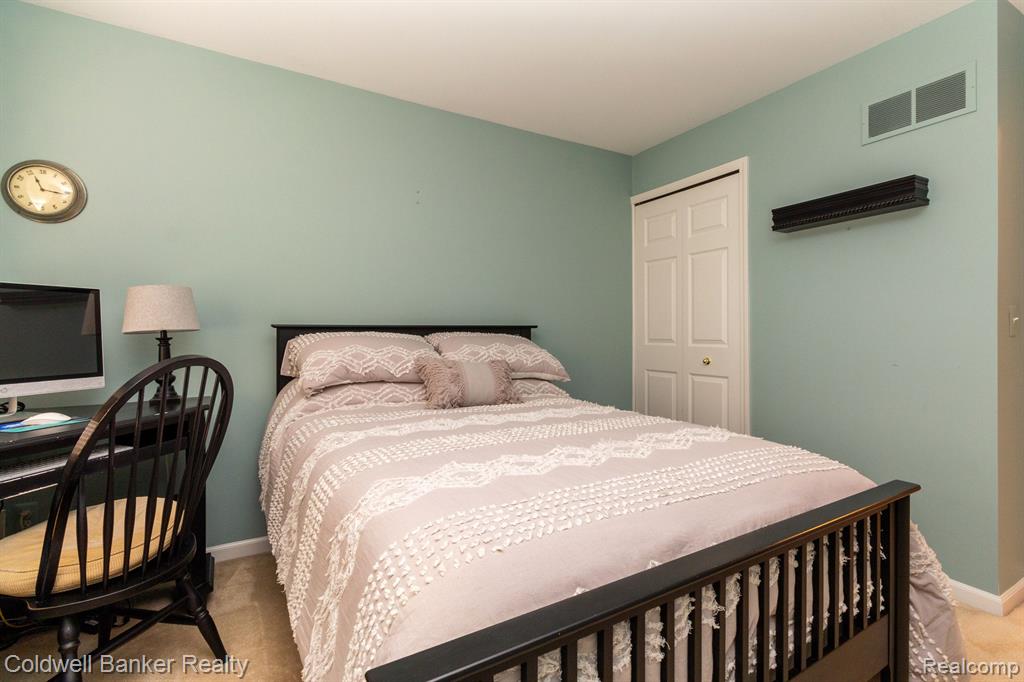 16962 FARMINGTON Road, Livonia, MI 48154 — Photo 22