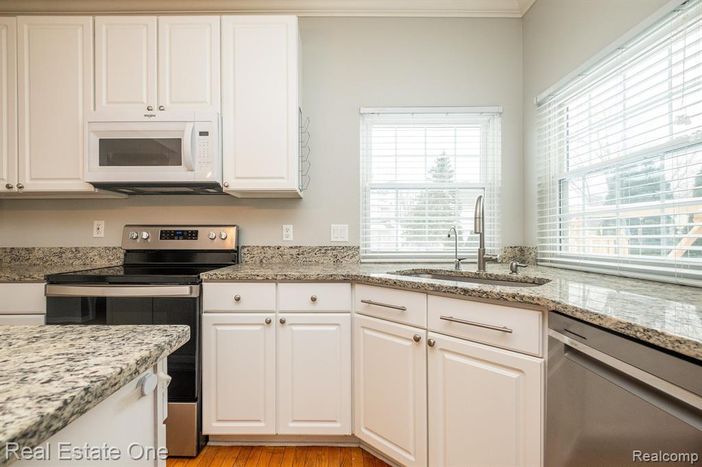 1092 CHESTNUT Lane, South Lyon, MI 48178 — Photo 21