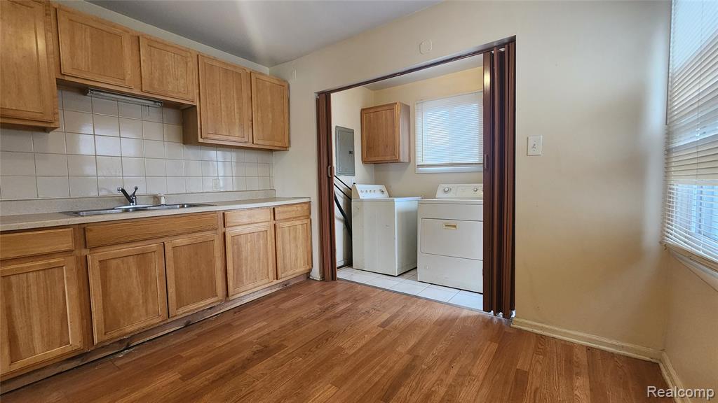 585 E Harwood Avenue, Madison Heights, MI 48071 — Photo 17