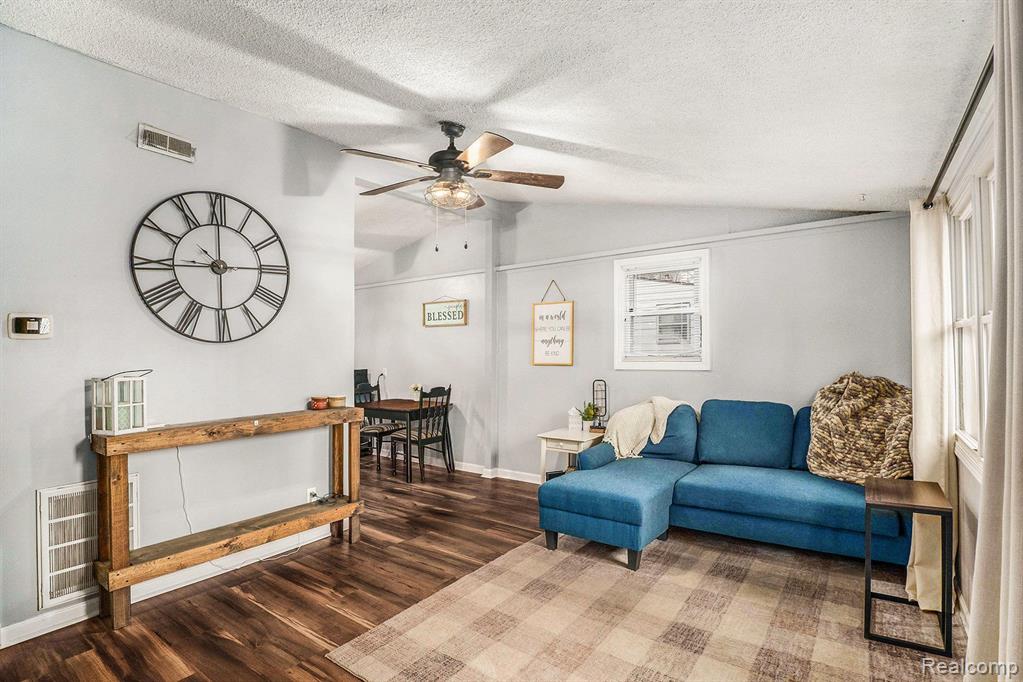 707 MARY COURT, Fenton, MI 48430 — Photo 4