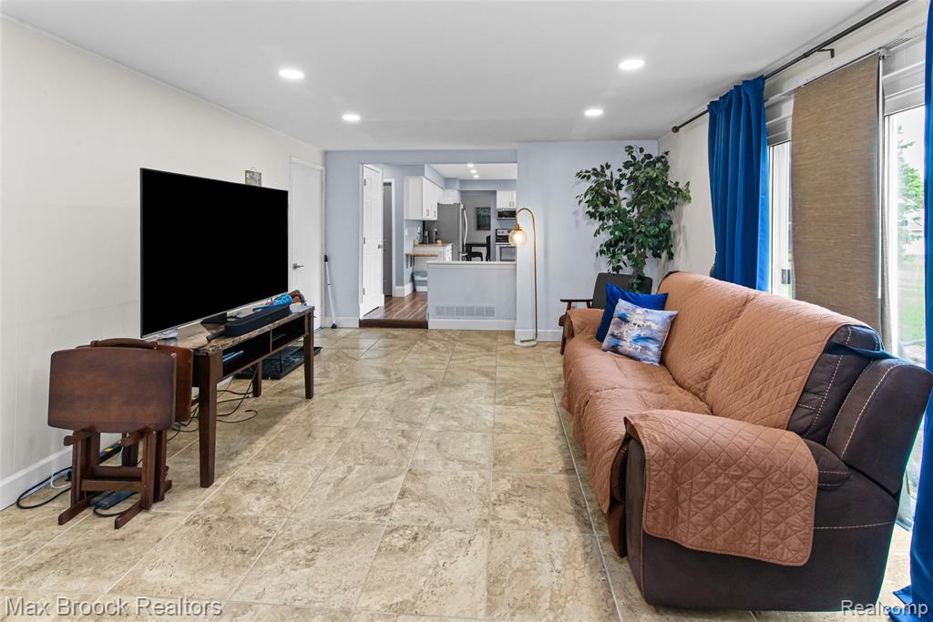 5484 Kingsfield Drive, West Bloomfield, MI — Photo 21