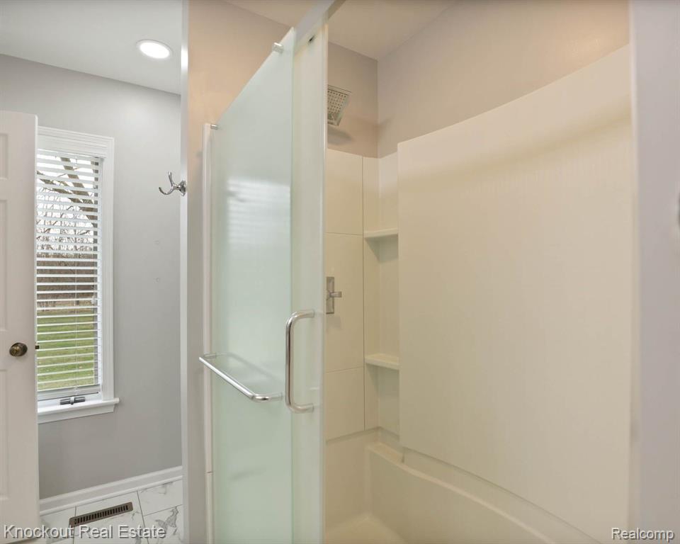 9350 OAKMONT Drive, Grand Blanc, MI 48439 — Photo 34