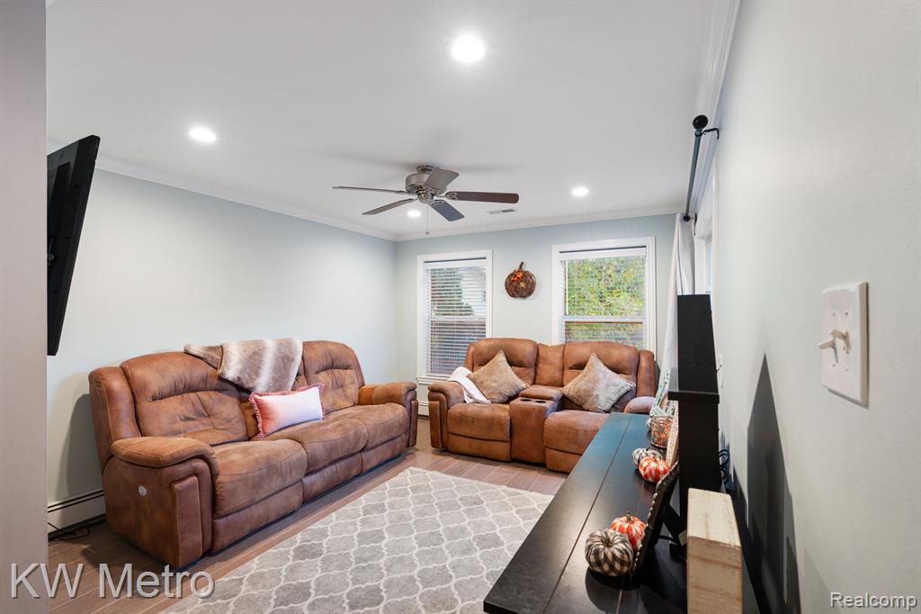 735 E HURON Street, Milford, MI 48381 — Photo 14
