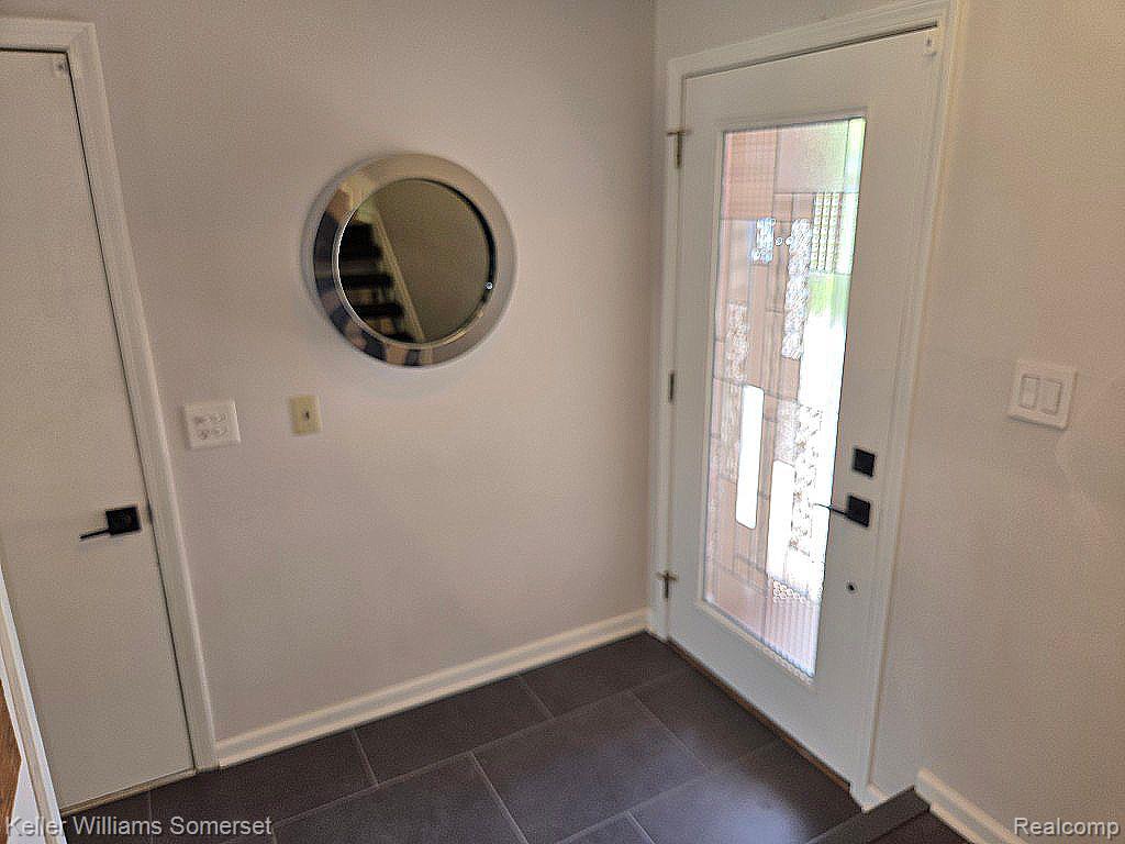 5568 PATTERSON Drive, Troy, MI 48085 — Photo 8