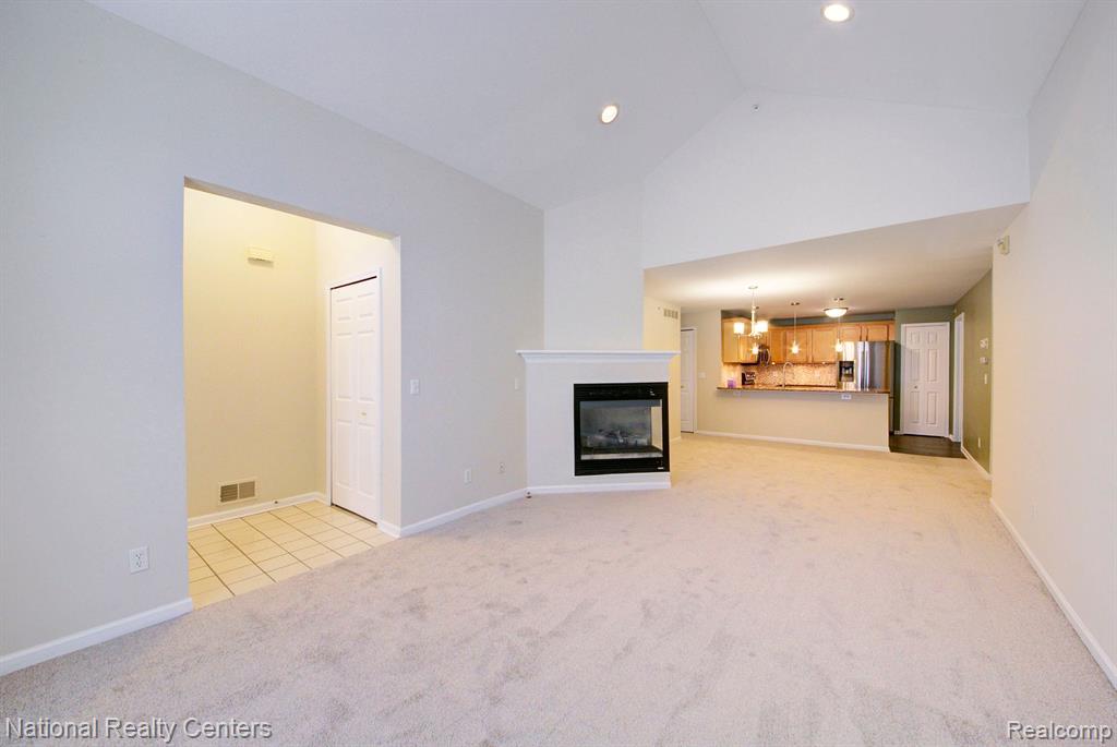 5104 TAMARA Circle, Walled Lake, MI 48390 — Photo 5