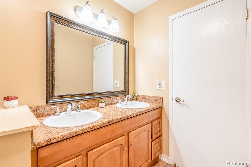 5745 NEW MEADOW Drive, Ypsilanti, MI 48197 — Photo 34
