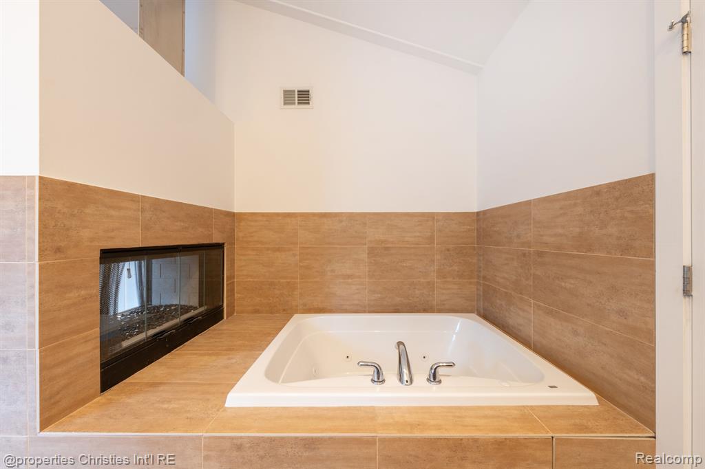 561 Yorkton Lane, Bloomfield Hills, MI 48304 — Photo 36