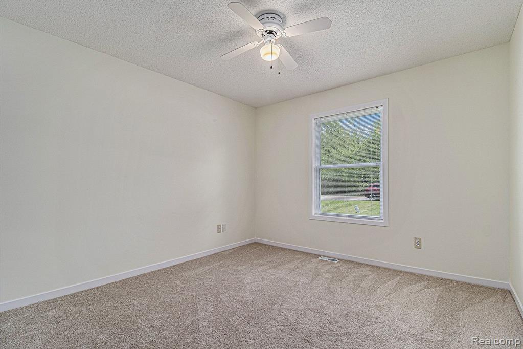 45 N HOSPITAL Road, Waterford, MI 48327 — Photo 18