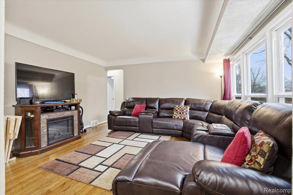 21440 Prestwick Avenue, Harper Woods, MI 48225 — Photo 10