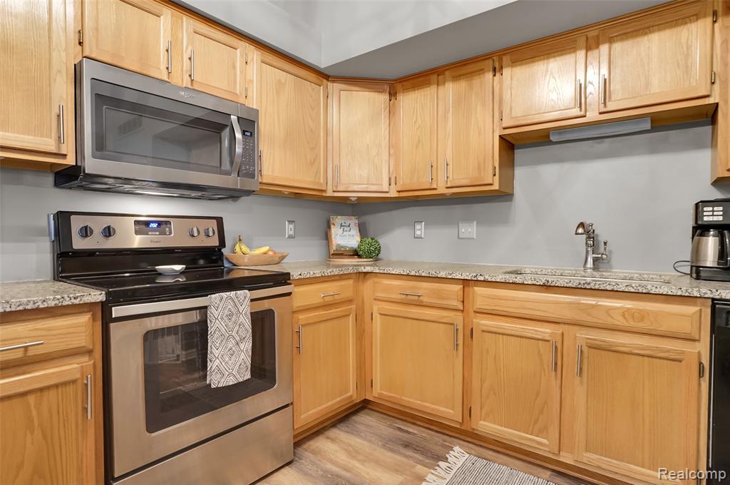 61101 Greenwood Drive, South Lyon, MI 48178 — Photo 14