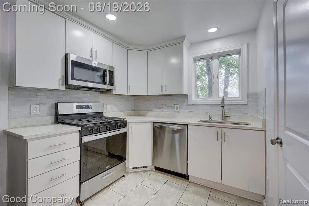 335 W Lincoln Avenue, Madison Heights, MI 48071 — Photo 13