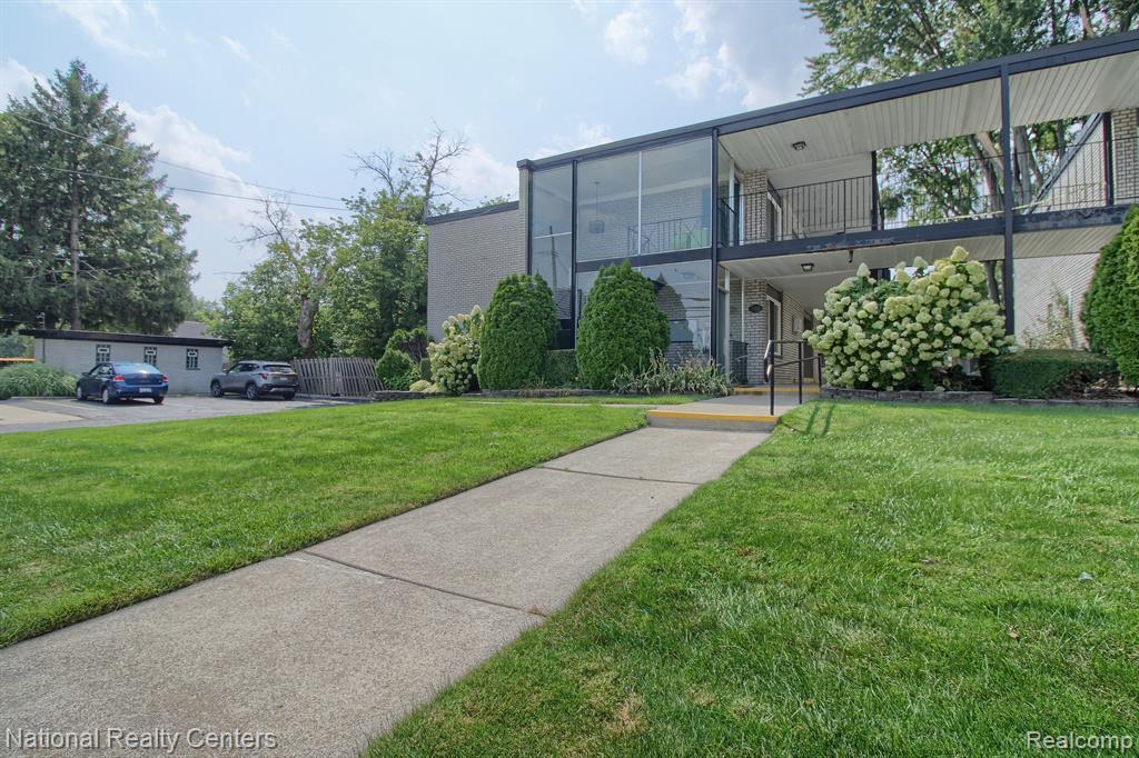 3421 HILLSIDE Drive, 23, Royal Oak, MI 48073 — Photo 2