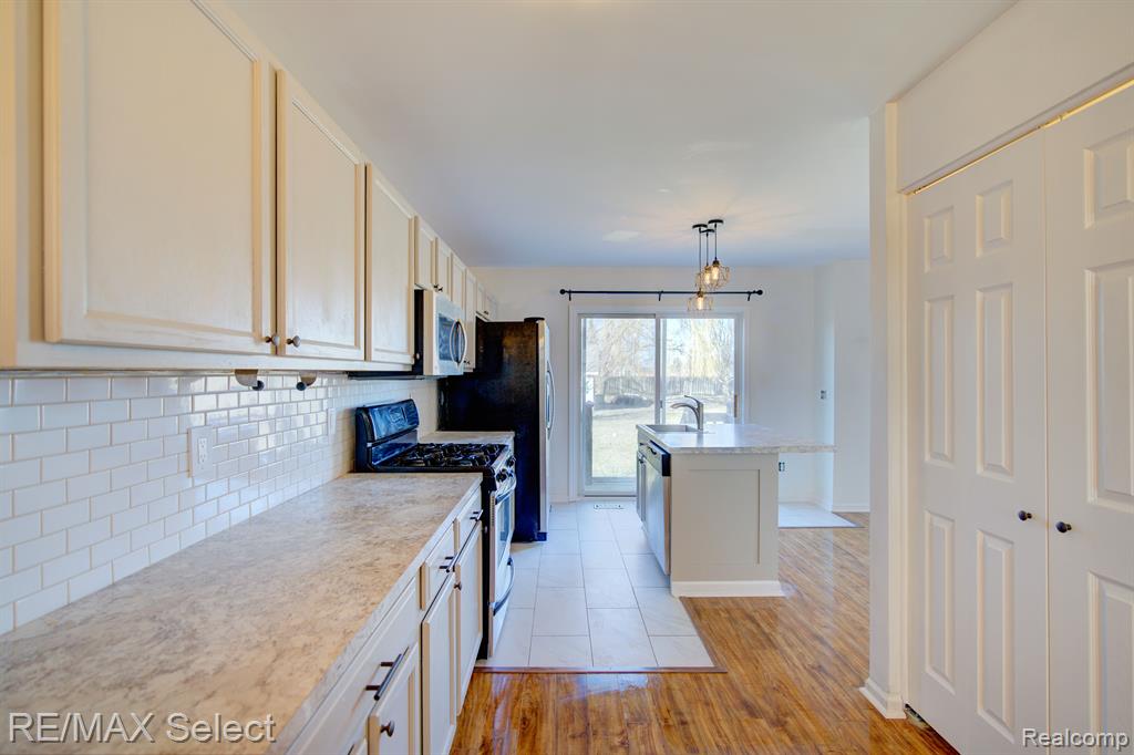 8056 LARK Lane, Grand Blanc, MI 48439 — Photo 14