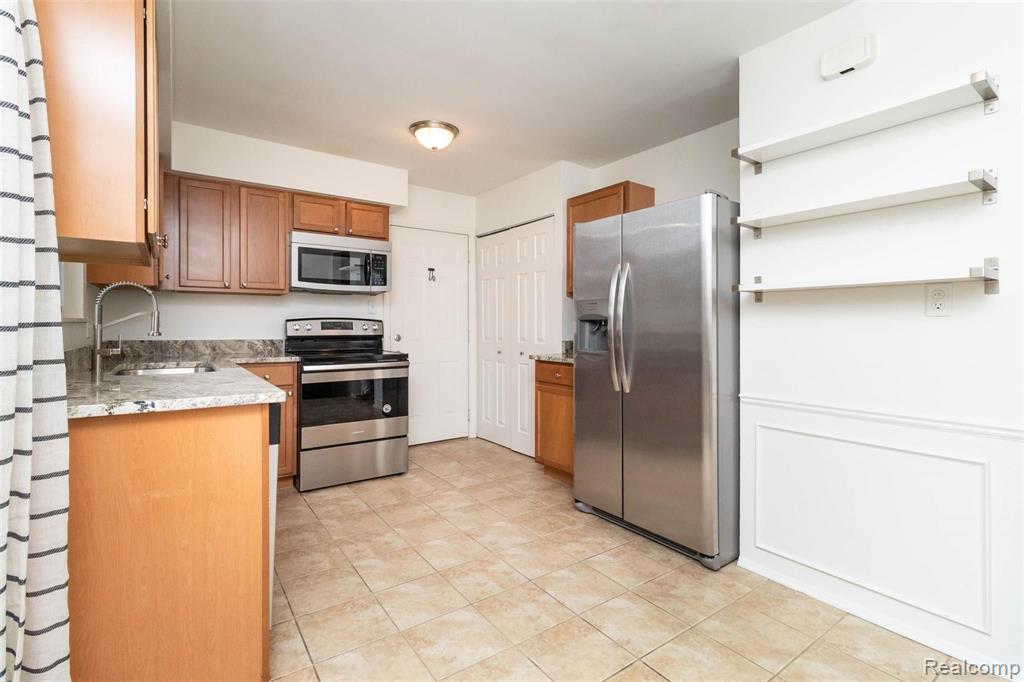915 HARTSOUGH Court, Plymouth, MI 48170 — Photo 5
