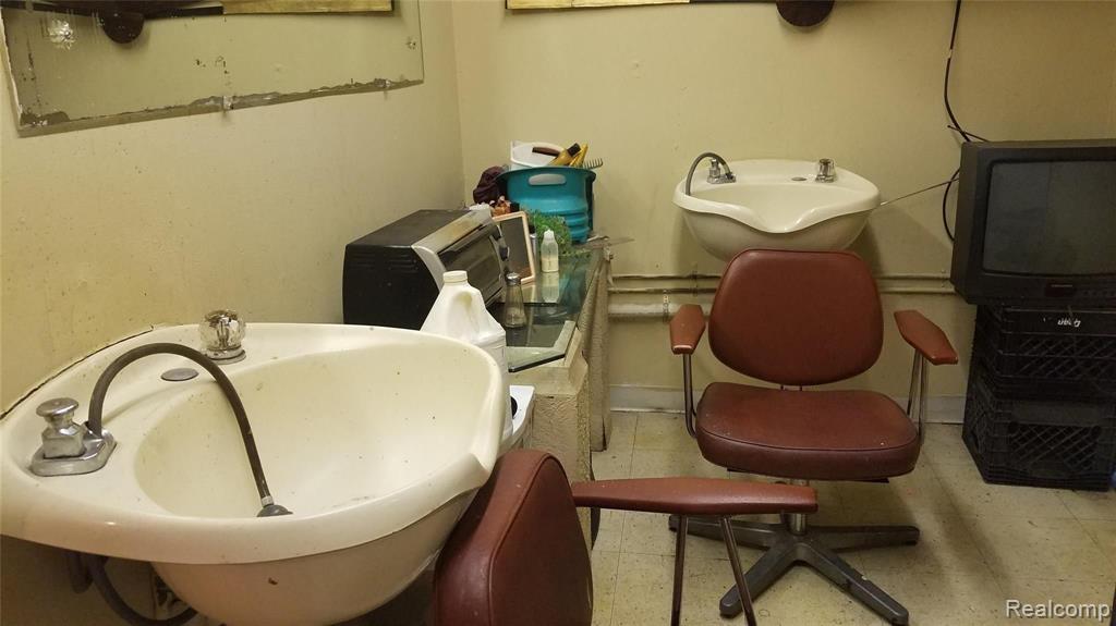 7111 E 7 MILE East Road, Detroit, MI, 48234