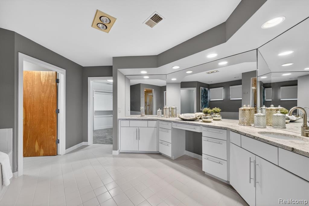 4176 Oak Tree Circle, Rochester, MI 48306 — Photo 17