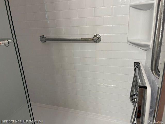 395 WOODVALE Drive, Walled Lake, MI 48390 — Photo 22