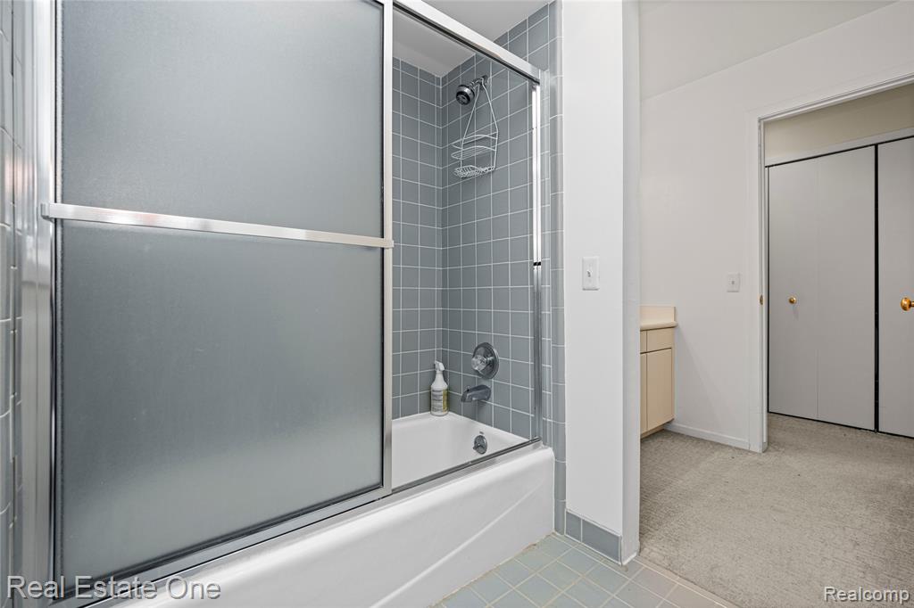 5000 Mirror Lake Court, 19, West Bloomfield, MI 48323 — Photo 36