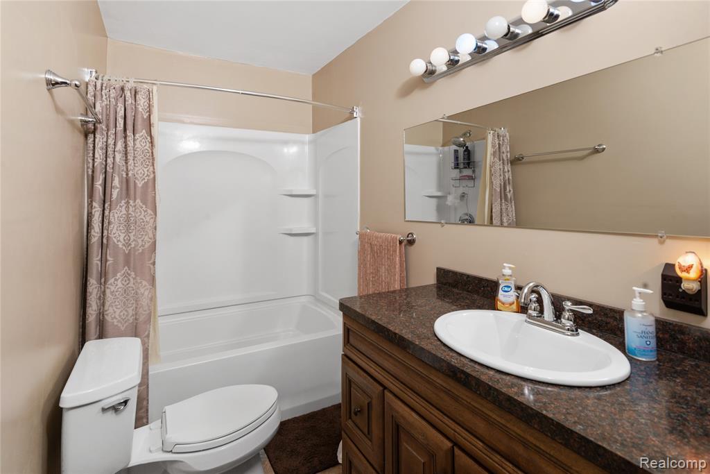 190 Rustic Circle, White Lake, MI — Photo 13