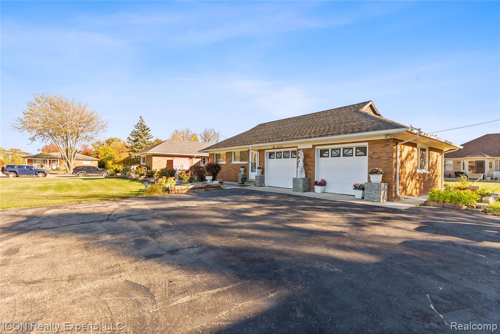 5072 15 Mile Road, Sterling Heights, MI 48310 — Photo 42