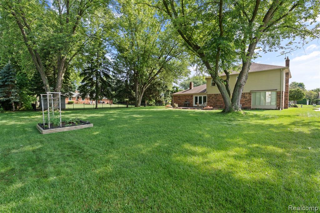 46959 Spruce Drive, Shelby Twp, MI 48315 — Photo 40