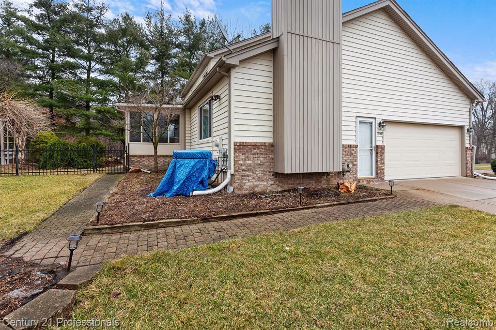 7594 Woodside Place, Waterford, MI 48327 — Photo 36