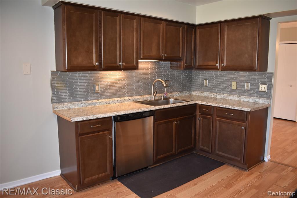 7901 Lawrence, West Bloomfield, MI — Photo 15