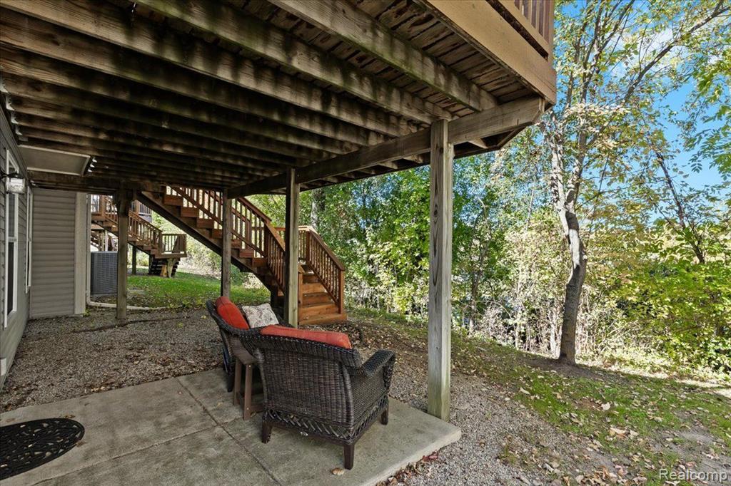 819 WOODHAVEN Drive, Commerce Twp, MI 48390 — Photo 3