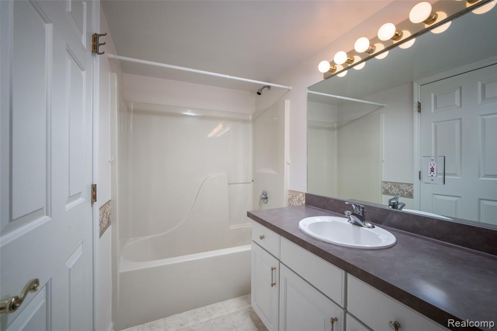 5026 Harbor Oak Drive, Waterford, MI 48329 — Photo 14