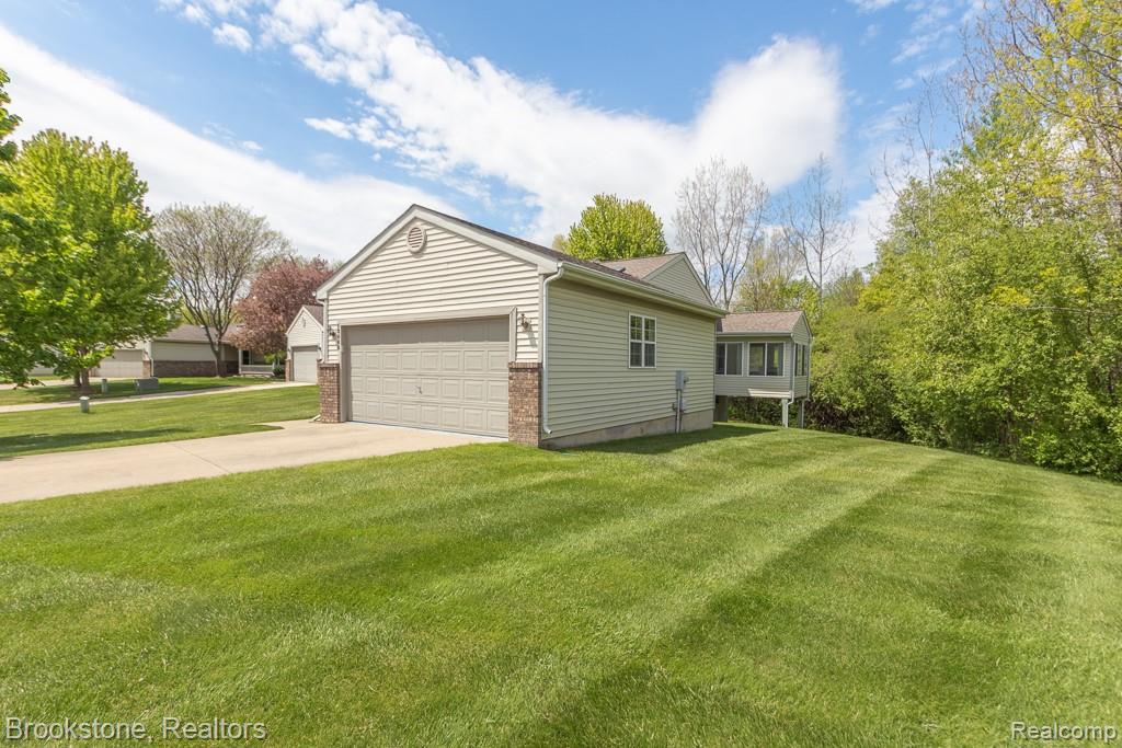 12465 Pagels Drive, 22, Grand Blanc, MI 48439 — Photo 3