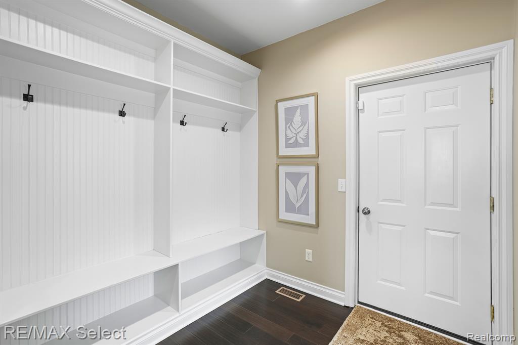 9212 HIDDEN OAKS Drive, Grand Blanc, MI 48439 — Photo 12