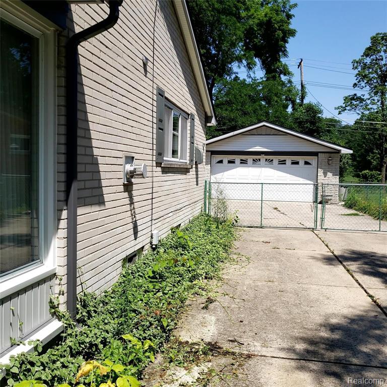 26656 Rouge River Dr Drive, Dearborn Heights, MI 48127 — Photo 10