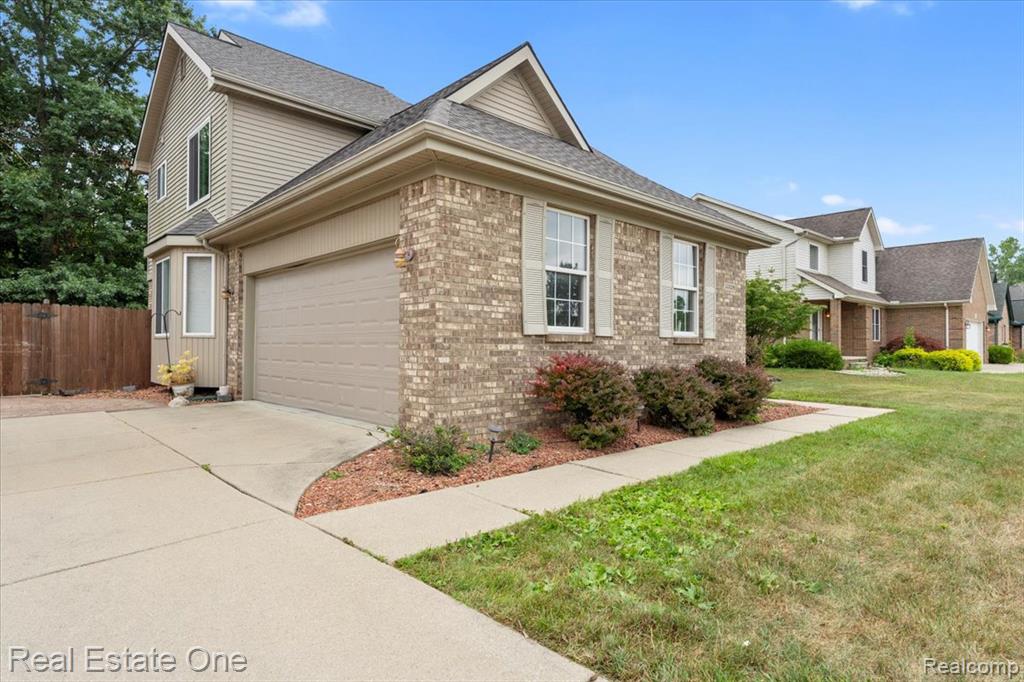 30026 Huron Meadows Drive, Rockwood, MI — Photo 2