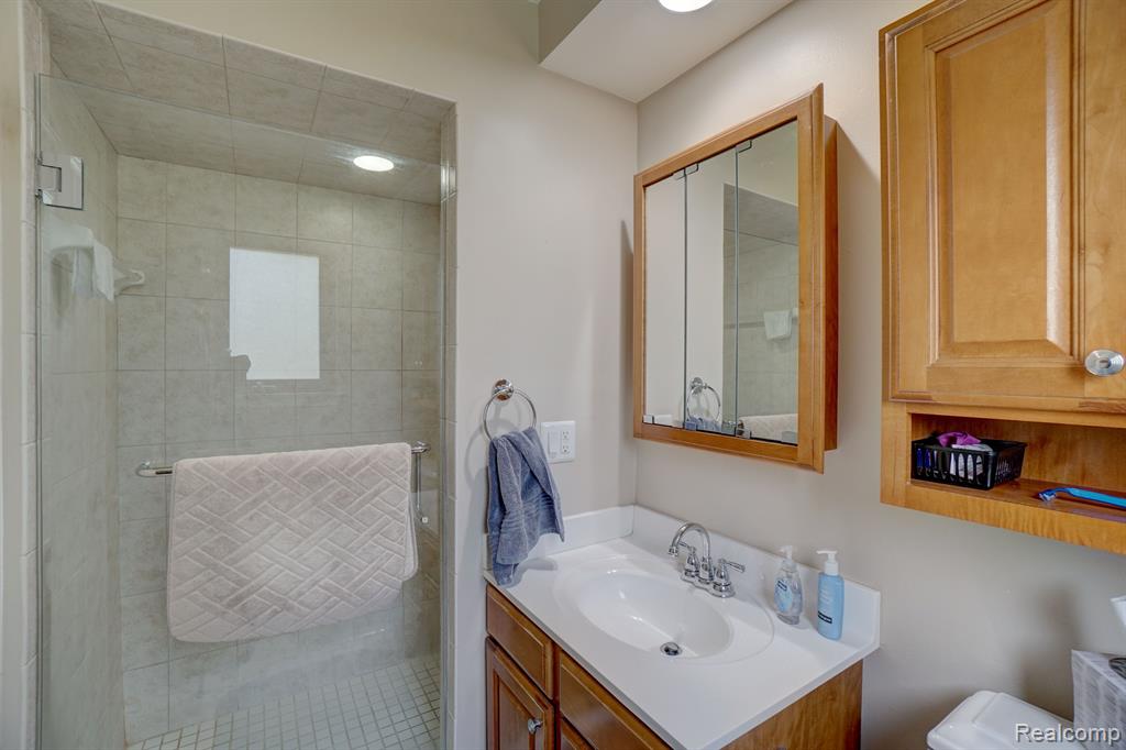 5760 LARKINS Drive, Troy, MI 48085 — Photo 18