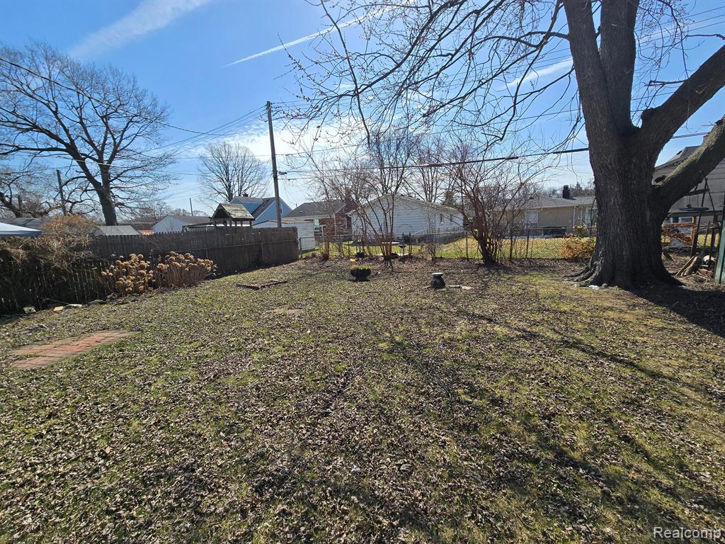 814 E EVELYN Avenue, Hazel Park, MI 48030 — Photo 16